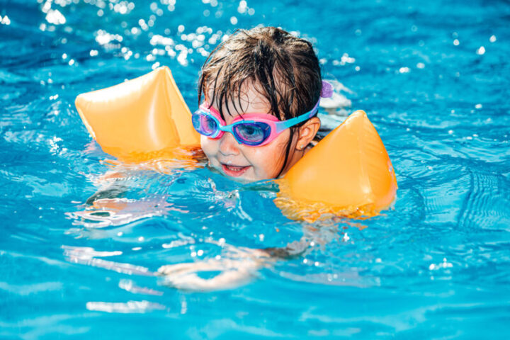 泳げない子どもには腕の浮き輪もおすすめ