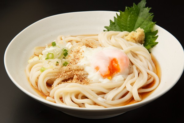 食欲が落ちる夏にも食べやすい「温泉卵の冷やしぶっかけうどん」