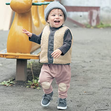 春秋の肌寒いときにはベストが便利。着脱が簡単でねんね期から重宝する