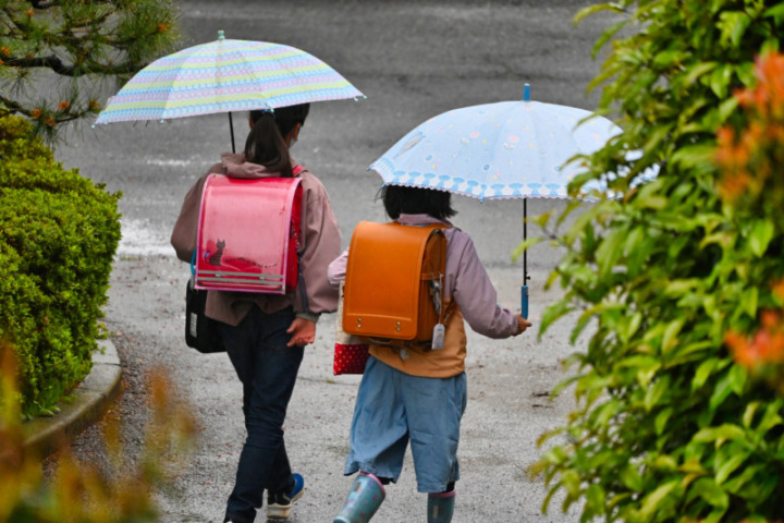 雨や雪からランドセルを守る「撥水加工付き」