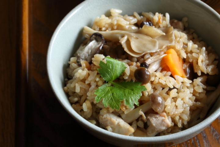 出汁の味がしっかり染みこむ「炊き込みご飯」