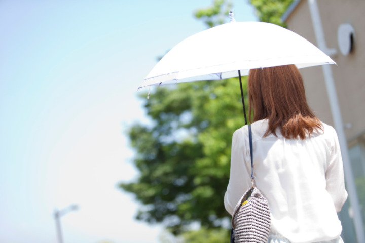 紫外線対策にも使いたいなら、「晴雨兼用」を選ぼう