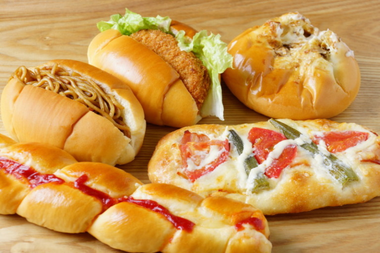 【種類いろいろ】惣菜パン人気ランキング15選！コンビニ・スーパーのおすすめも | Picky's Life