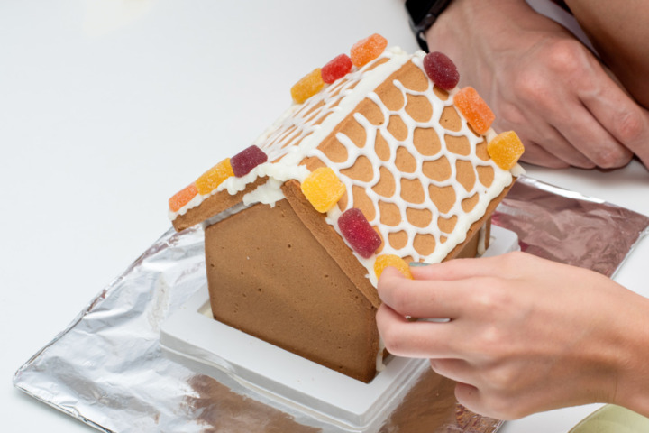 アイシングやチョコレートなど接着する素材をチェック