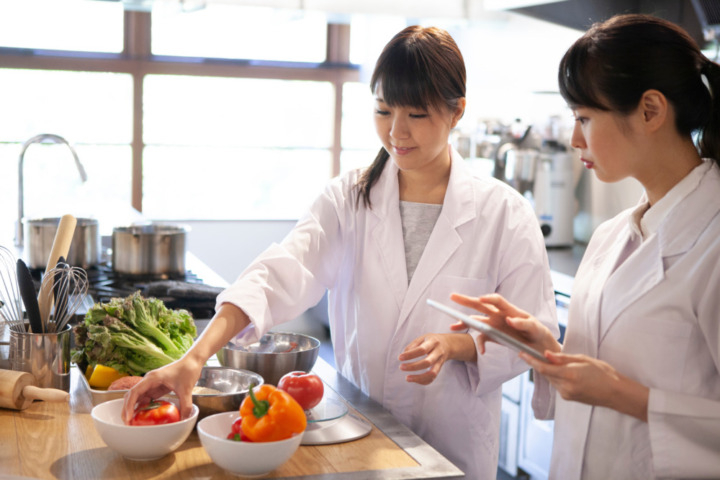 メリット1：管理栄養士監修の栄養バランスのよい惣菜を食べられる