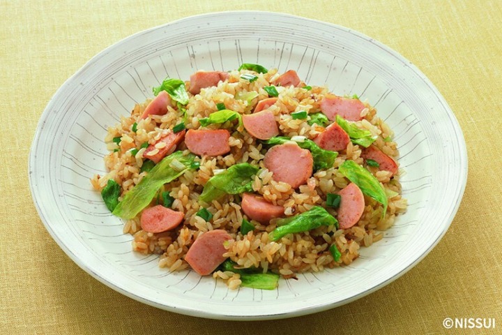 しょうがの香りを効かせた「魚肉ソーセージとレタスのチャーハン」