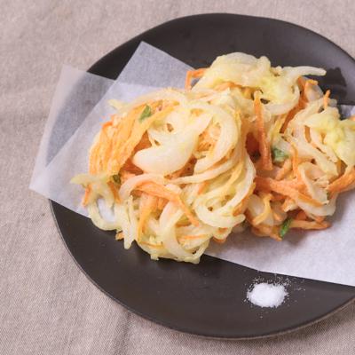 そのままはもちろん、ご飯にのせても美味しい「新玉ねぎの野菜かき揚げ」