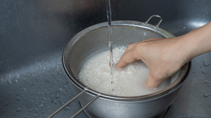 炊飯する前にお米に水を吸収させる